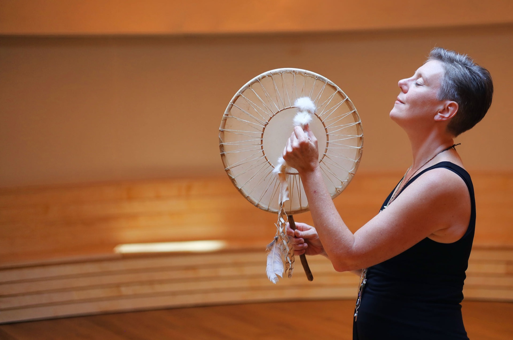 Kristin Glenewinkel mit Rahmentrommel im Tanzraum